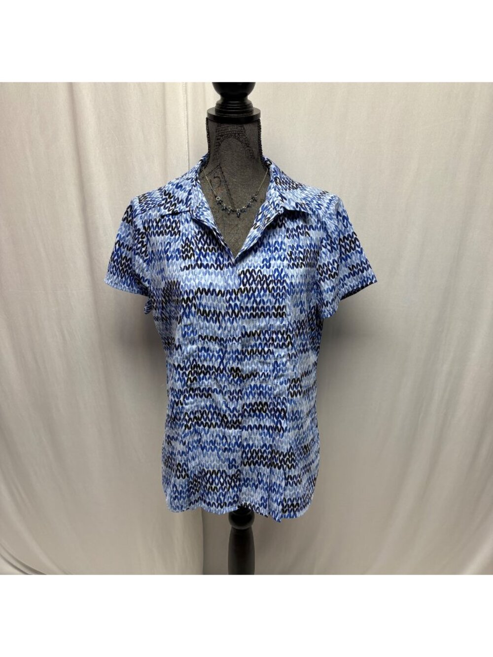 Dana Buchman Blue Pattern Short Sleeve Button Up Blouse Womens Size Large Shirt